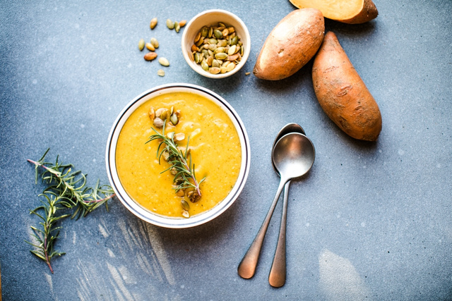 Saudável, versátil, barata e pode ser deliciosa: 9 receitas com batata-doce que vão transformar as suas refeições da entrada à sobremesa