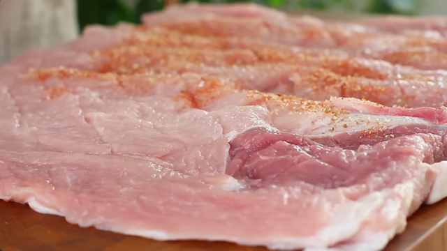 É importante deixar a carne pelo menos 1 hora repousando com os temperos para pegar sabor. (créditos: Reprodução/Youtube Receitas Fáceis e Deliciosas)