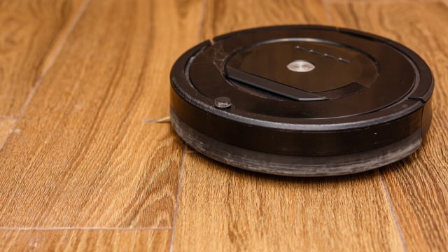 Varre, aspira e passa pano! Aspirador robô da Philco 3 em 1 pela metade do preço