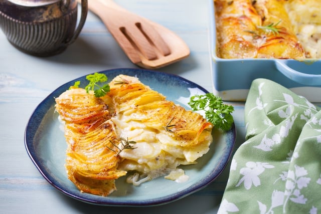 O acompanhamento que transforma qualquer almoço em refeição de restaurante: receita de batatas com molho bechamel