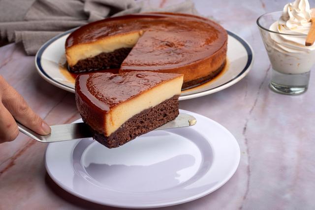 Como fazer um chocoflan: aprenda a preparar a sobremesa que é pudim e bolo de chocolate ao mesmo tempo