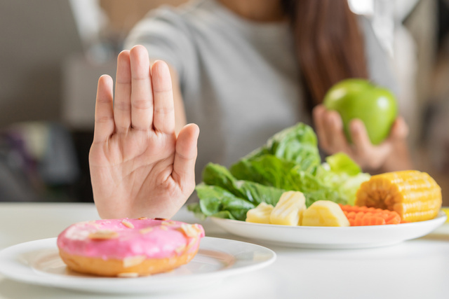 Sou especialista em longevidade e garanto: "Uma dieta sem gordura e açúcar é tão ruim quanto colheradas de azeite de oliva"