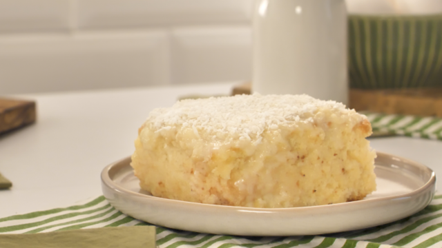 Bolo gelado de coco e molhadinho: sempre faço essa receita quando quero impressionar as minhas visitas e todo mundo pede mais uma fatia