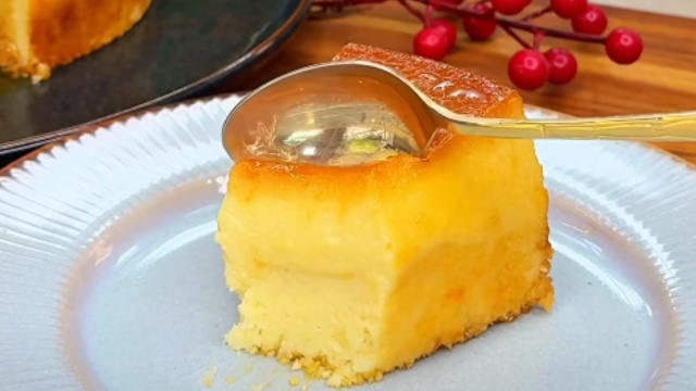 Faça no lanche da tarde: esse bolo queijadinha de liquidificador fica pronto rapidinho e desmancha na boca