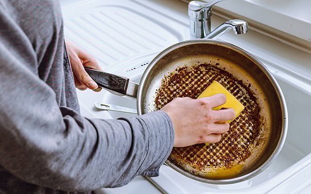 Chega de riscar suas panelas ao remover o queimado do fundo: esse é o truque para resolver o problema sem danificar o material