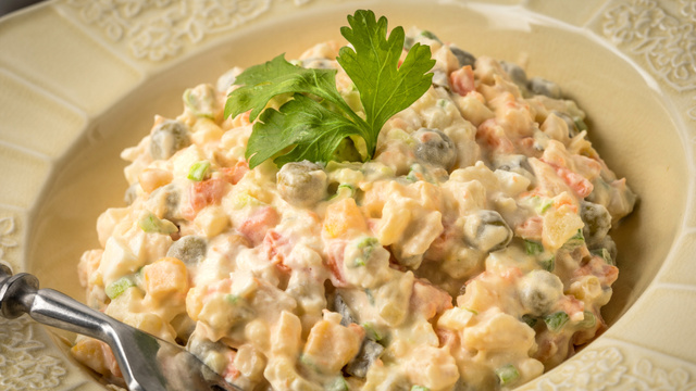 Salada de maionese é o prato que NÃO PODE faltar no Natal: pega essa receita fácil e barata!