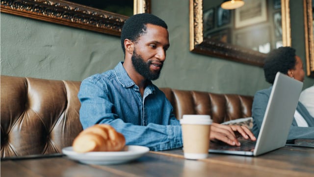 Muita gente sente uma sensação maior de conforto e segurança ao ficar de costas para a parede em restaurantes (Créditos: Shutterstock)