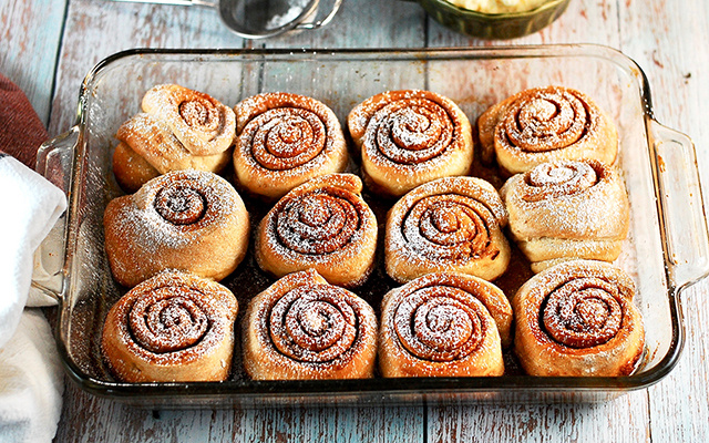 Cinnamon Roll de canela incrivelmente fácil de fazer: rolinho de 3 ingredientes fica pronto em 40 minutos