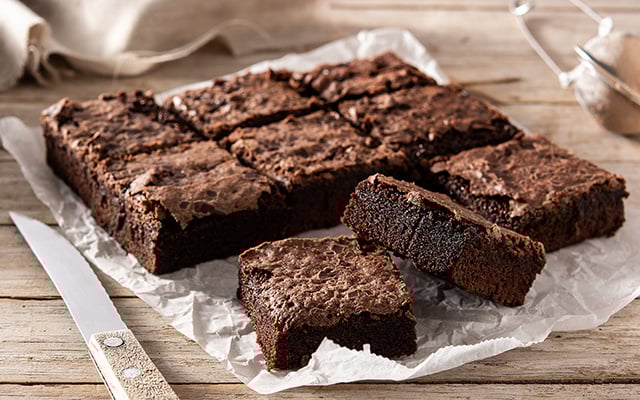 Depois de meses testando, chef revela a receita do brownie perfeito com a casquinha craquela e molhadinho por dentro