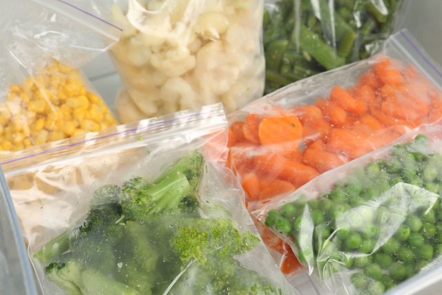 Seus vegetais congelados ficam murchos ou sem gosto? Saiba como cozinhar do jeito certo para manter o sabor e textura