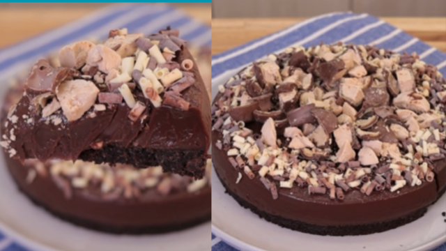 Quanto mais chocolate melhor: essa torta de bombom cremosa e chocolatuda é a sobremesa perfeita para o seu almoço de Páscoa