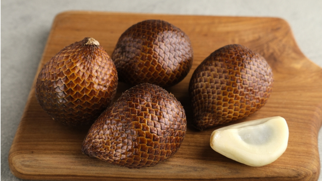 A fruta-cobra: a casca se parece com a pele do réptil e se tornou uma iguaria exótica