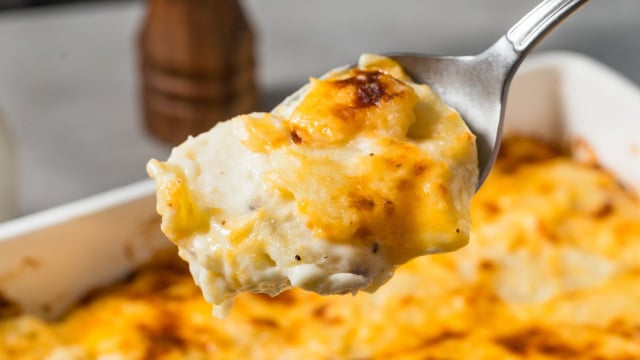 A batata gratinada tradicional fica ainda mais gostosa quando é combinada com diferentes tipos de queijo no preparo (Créditos: Shutterstock)