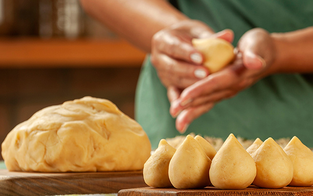 Essa coxinha com massa de maionese é a mais fácil que eu já fiz e tem um sabor incrível: receita fácil e rápida