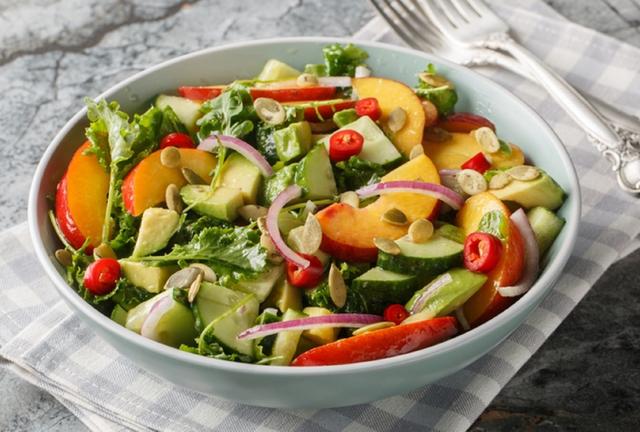 Por que não é recomendado comer salada ou vegetais crus depois das 17h?