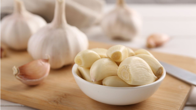 O alho é um ingrediente simples que também pode combater inflamações em nosso organismo (Créditos: Shutterstock)