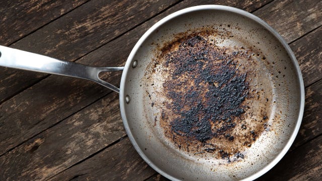 Ela brilhará novamente em 5 minutos: 5 truques para limpar sua panela de alumínio da gordura acumulada sem esforço