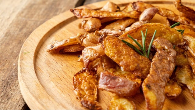Sirva os chips de casca de batata puros ou com molhos variados (Créditos: Shutterstock)