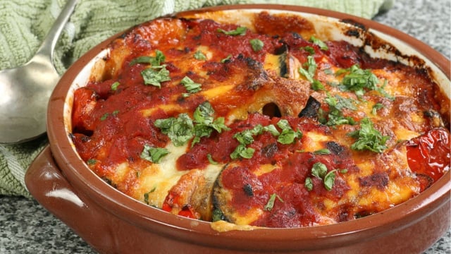 É difícil resistir a essa berinjela à parmegiana saindo do forno! (Créditos: TudoGostoso)