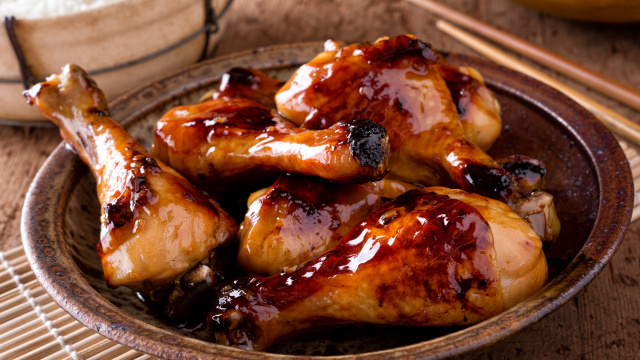 Veja como fazer um frango bem temperado e com o toque especial da fruta amazônica (Créditos: Shutterstock)