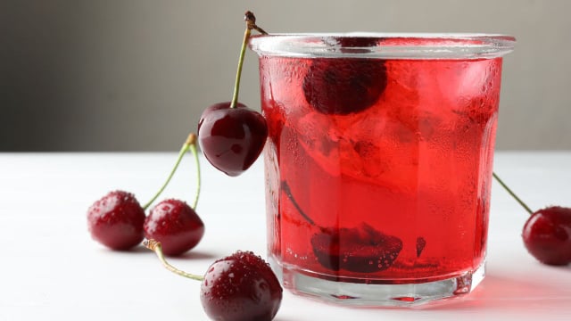 Copo com suco de cereja e gelo (Créditos: Canva)