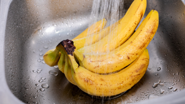 Basta molhar uma banana com água por 10 segundos… Como é que só agora descobri essa maravilha?