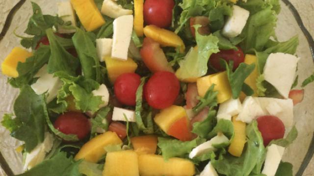 A salada de rúcula com manga e tomate cereja tem pouco tempo de preparo. (Créditos: TudoGostoso/AngelbyfashionAngel)