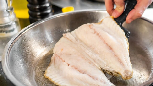 Descobri por que meu peixe sempre quebrava na frigideira e o erro era mais comum do que eu imaginava