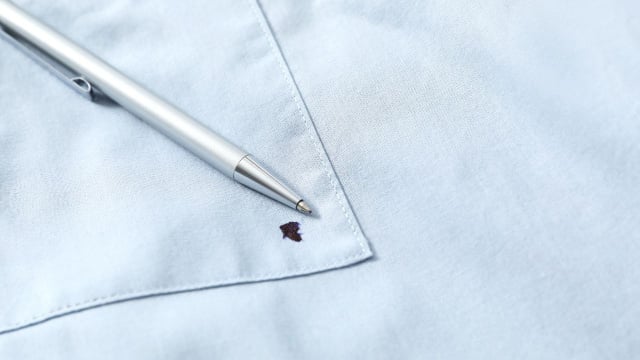 Remover mancha de tinta: misture leite com bicarbonato de sódio (Créditos: Canva)