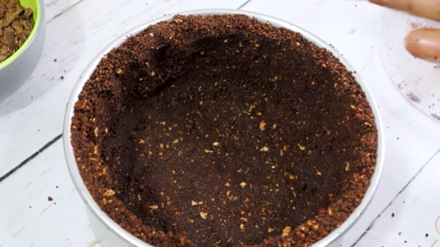 Base de biscoito com chocolate. (créditos: reprodução/Youtube Receitas do Will)