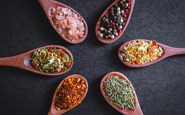 Especialista em nutrição alerta: "Alguns temperos devem ser utilizados apenas cozidos ou refogados"