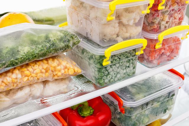 Você espera a comida esfriar pra colocar na geladeira? Descubra se esse é o jeito certo de armazenar os alimentos cozidos