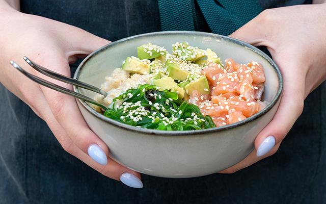Poke de salmão é a comida do verão que você precisa aprender a fazer em casa e parar de gastar uma fortuna com delivery!