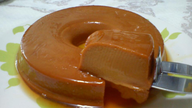 Sempre que eu faço esse pudim de doce de leite não sobra nem a calda no prato: receita cremosa tem um segredo