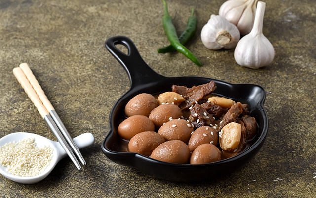 Arthur Paek ensina como fazer ovo preto coreano, uma receita viciante que você não vai conseguir parar de comer!