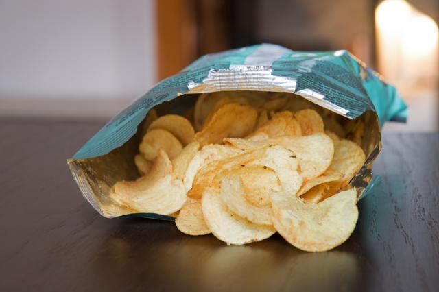 Nem pregador, nem clipes: acabo de descobrir a maneira mais brilhante de lacrar um saco aberto de batatas fritas