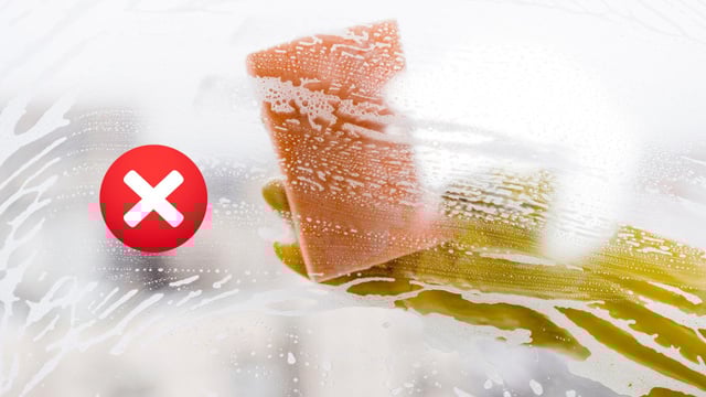 Você nunca mais vai se estressar com as manchas na porta do box depois que aprender como tirar com um truque natural