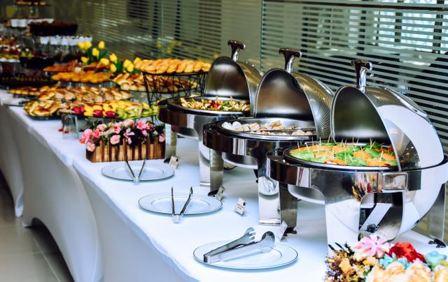 Evite problemas na viagem e fuja desses 4 alimentos quando comer no hotel (alerta de nutricionista!)