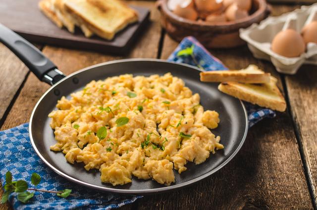 Quanto de proteína tem um ovo mexido? Descubra se o alimento é uma boa opção para sua dieta