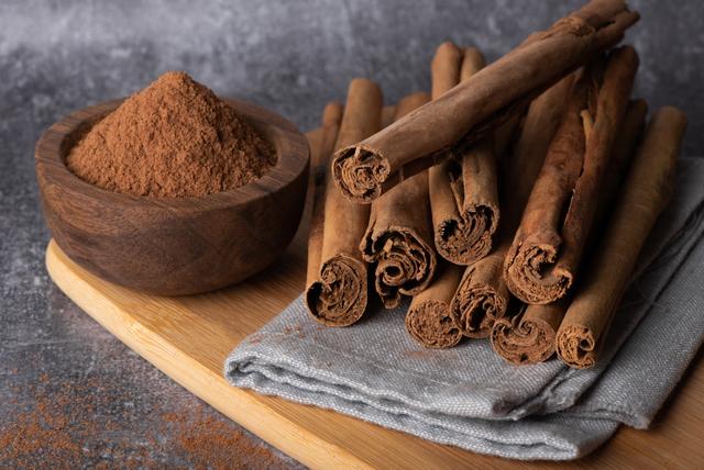 benefícios da canela segundo evidências científicas: o que acontece com o seu corpo se ingerir a poderosa especiaria com frequência