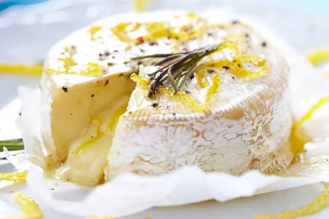 Já pensou em assar queijo camembert na airfryer? Pois saiba que essa é uma ideia maravilhosa (Créditos: TudoGostoso)
