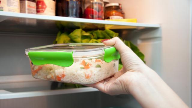 Quanto tempo o arroz cozido pode ficar na geladeira? Siga essa dica para não ter intoxicação alimentar!