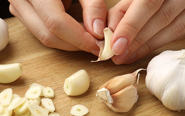 Você está usando o alho errado: espere 10 minutos após picar para ativar a alicina e liberar benefícios