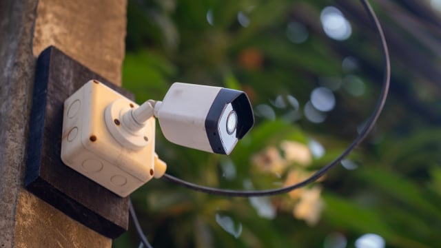 Pensar na altura e no possível acesso de terceiros às câmeras também é muito importante (Créditos: Shutterstock)
