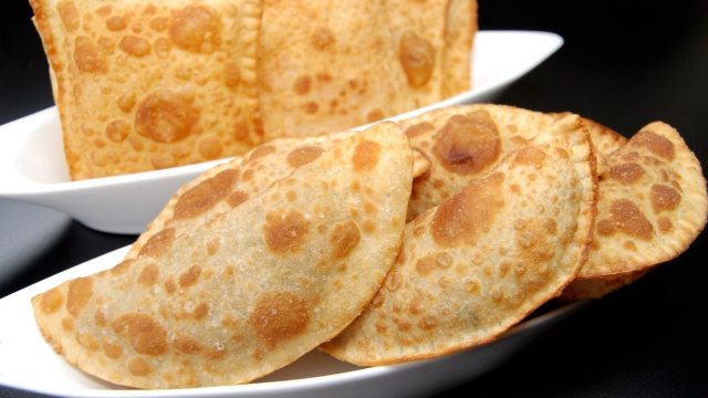 Siga o passo a passo para fazer um pastel crocante e sequinho (Créditos: Shutterstock)