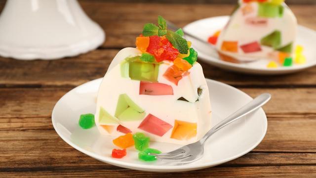 A gelatina colorida é perfeita para dar mais alegria para a sua ceia. (Créditos: TudoGostoso)