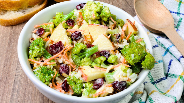 Essa salada de Natal com frango desfiado é um sonho: aprenda receita fácil do prato natalino cheio de frescor