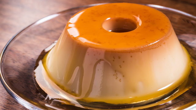 O pudim é uma sobremesa clássica e deliciosa! (Créditos: Canva)