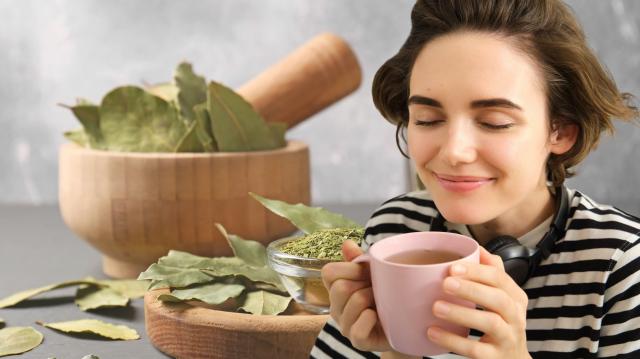 Chá de camomila com folhas de louro: descubra os inúmeros benefícios de ingerir a infusão com frequência