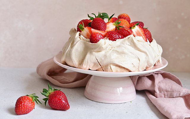 Pavlova não é difícil de fazer e eu vou provar: sua família toda vai ficar de queixo caído quando provar essa receita